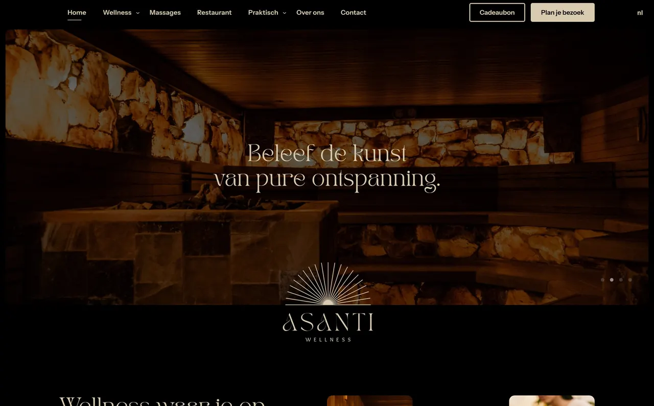 Startpagina van asanti.be met de knop Reserveren bovenaan