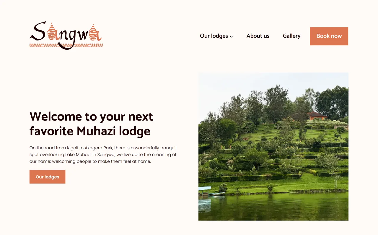 Startpagina van sangwa.be met een lodge in beeld